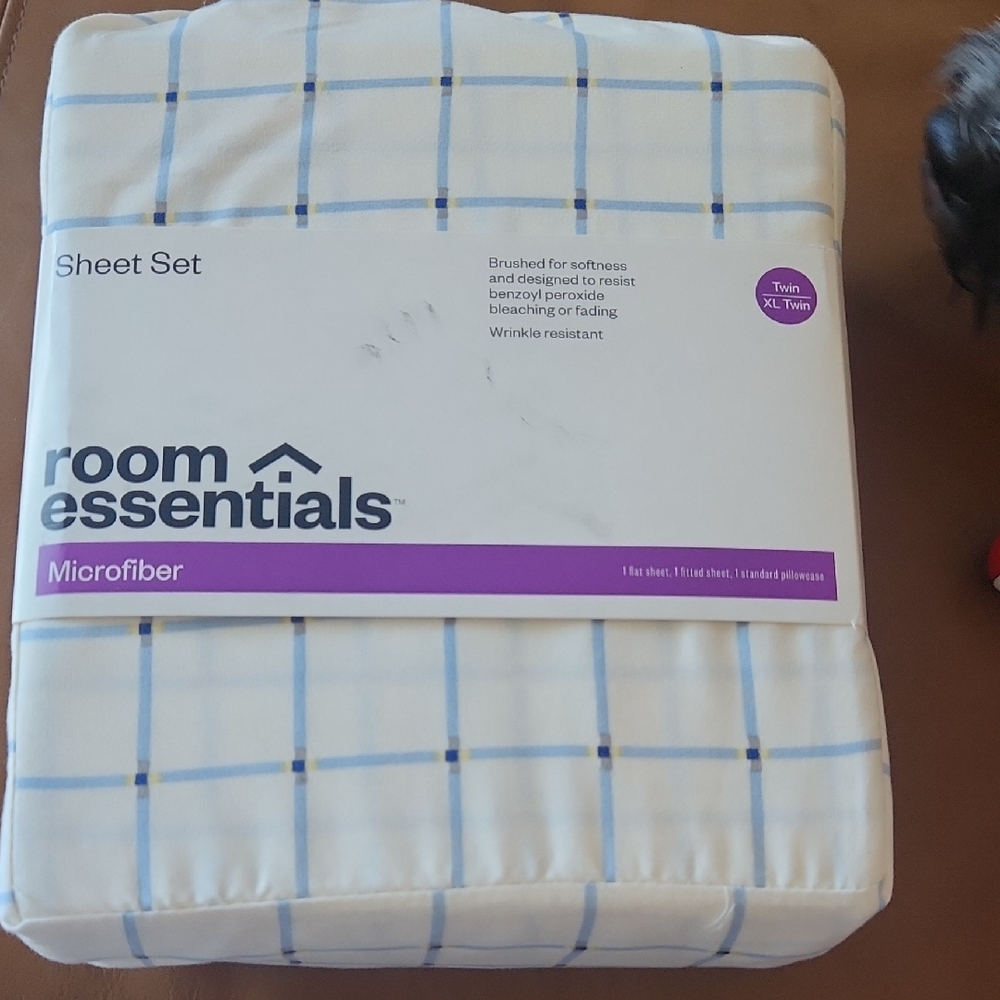 Room Essentials Cream and Blue Checkered Sheet Set, Size Twin/XL Twin‎